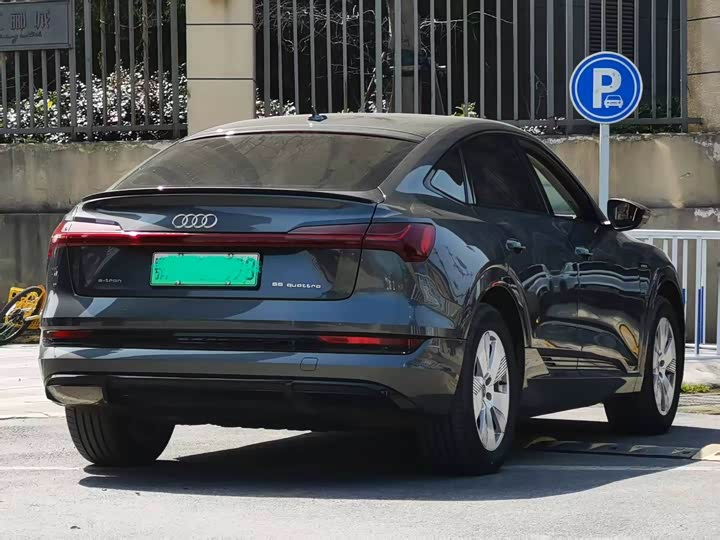 Фото 6 - Audi e-tron