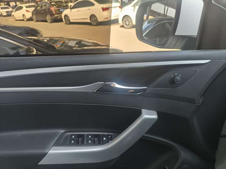 Фото 7 - Maxus T70