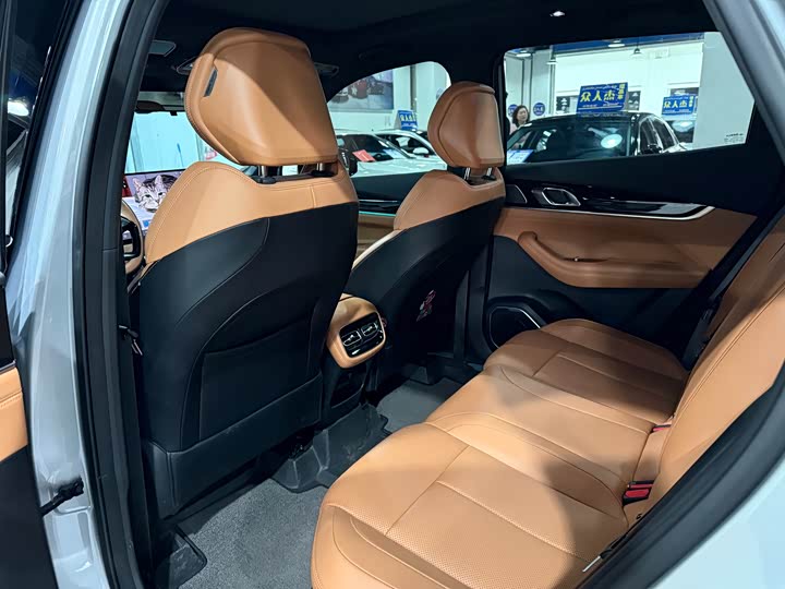 Фото 8 - Geely Atlas L