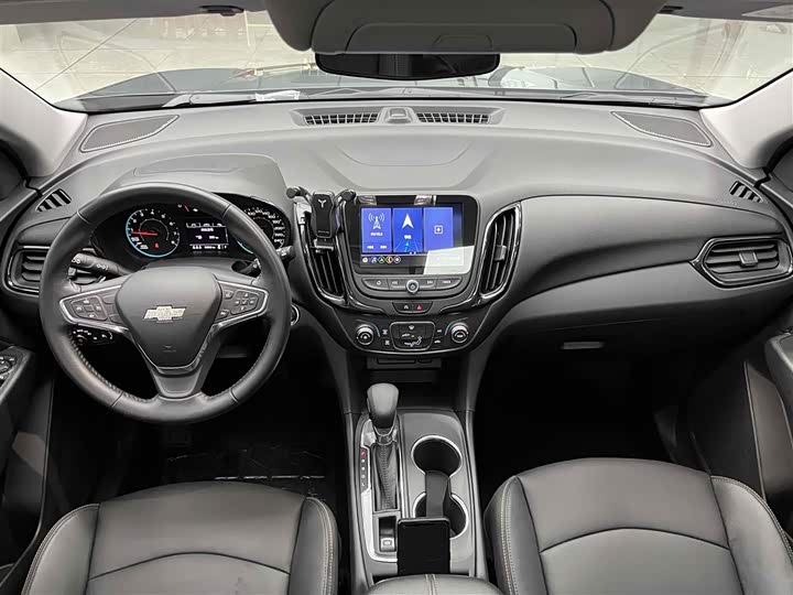 Photo 2 - Chevrolet Equinox