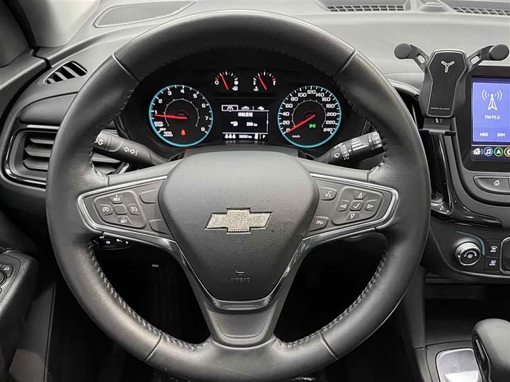 Photo 3 - Chevrolet Equinox