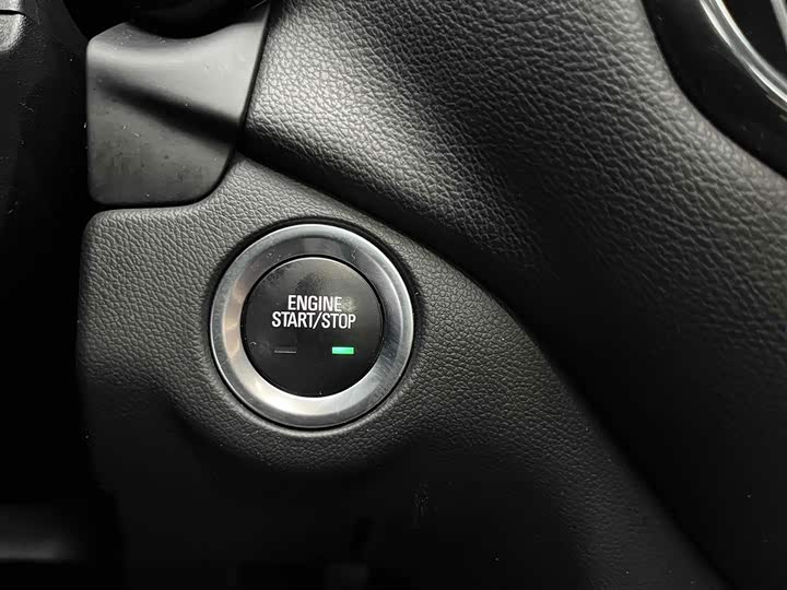 Photo 4 - Chevrolet Equinox