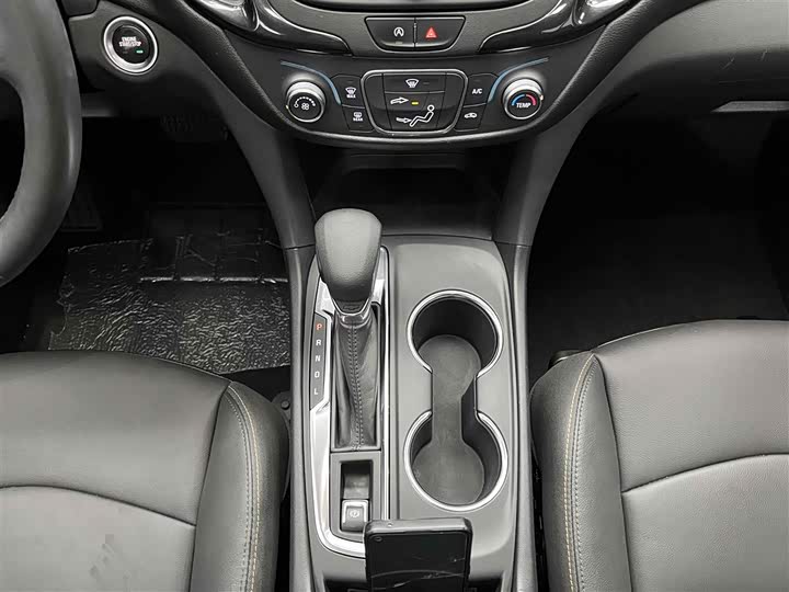 Photo 5 - Chevrolet Equinox