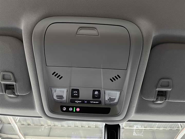 Photo 8 - Chevrolet Equinox