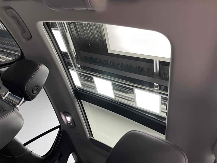 Photo 9 - Chevrolet Equinox