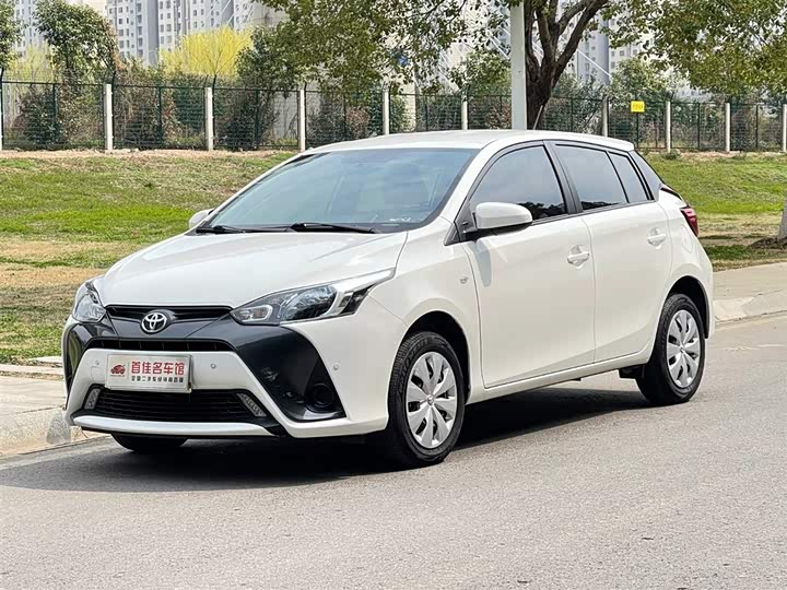 Фото 1 - Toyota Yaris L Hatchback