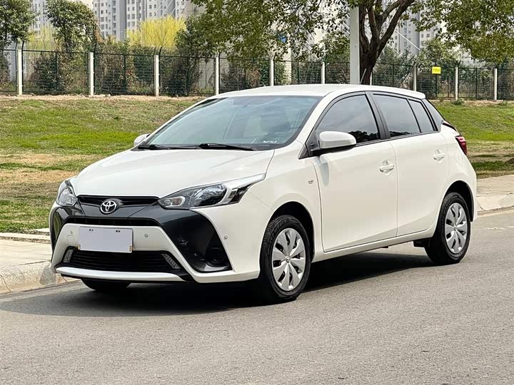 Фото 2 - Toyota Yaris L Hatchback
