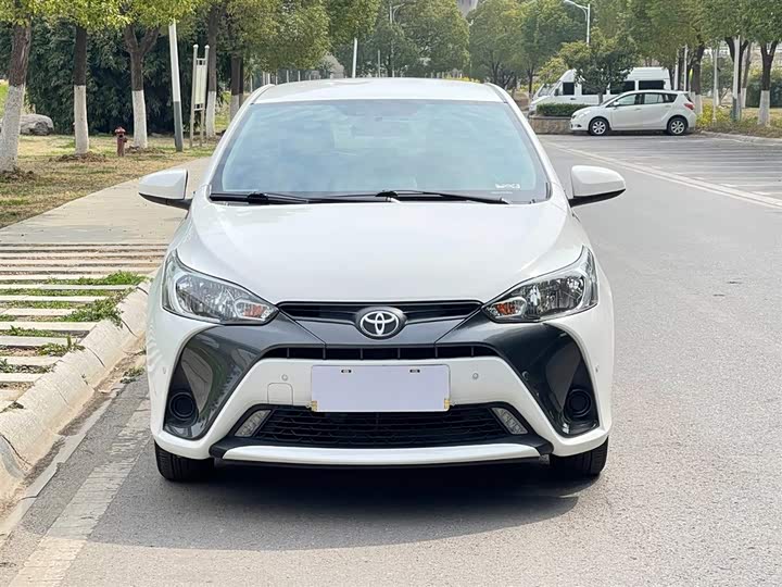 Фото 3 - Toyota Yaris L Hatchback