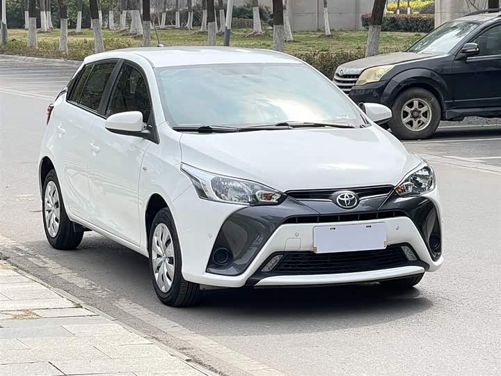 Фото 4 - Toyota Yaris L Hatchback