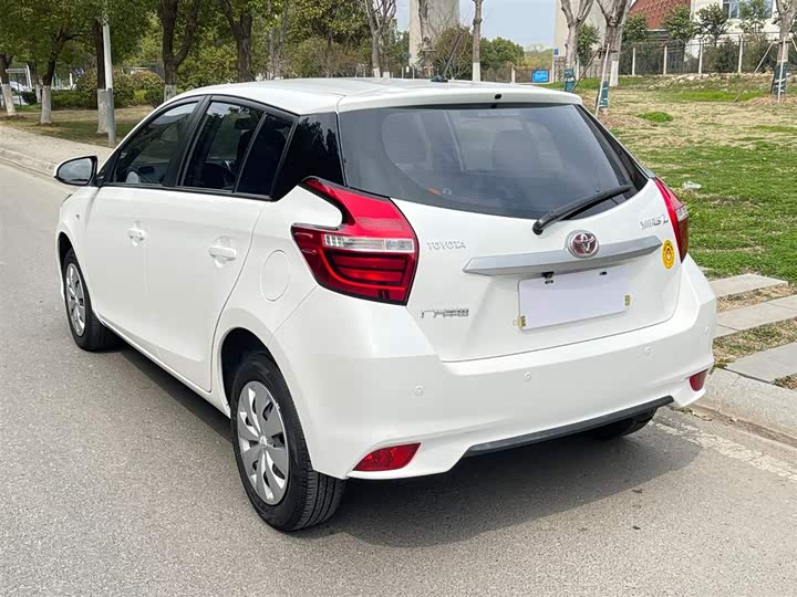 Фото 5 - Toyota Yaris L Hatchback