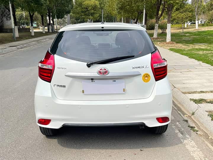 Фото 6 - Toyota Yaris L Hatchback