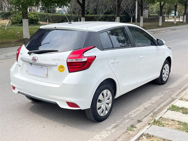 Фото 7 - Toyota Yaris L Hatchback