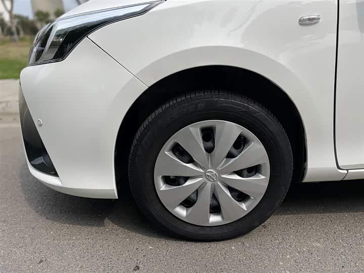 Фото 8 - Toyota Yaris L Hatchback