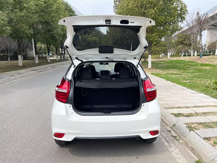 Фото 9 - Toyota Yaris L Hatchback