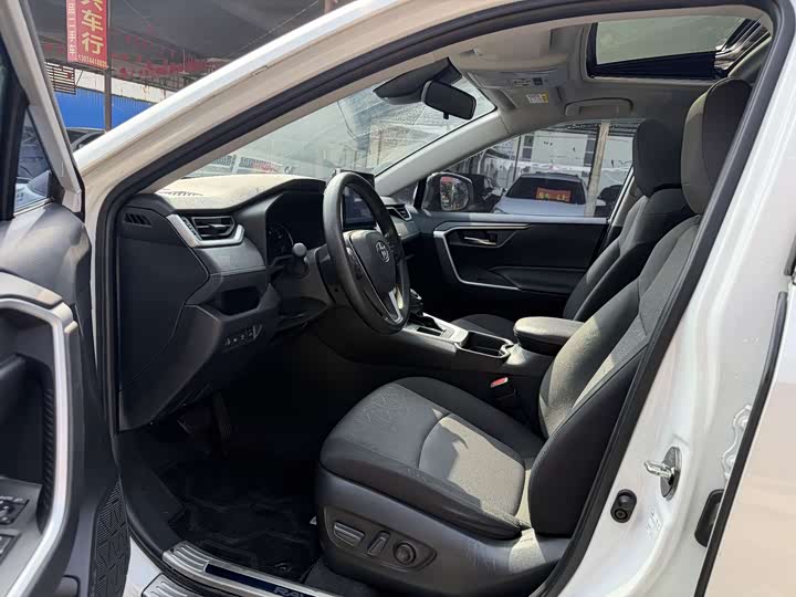 Фото 4 - Toyota RAV4