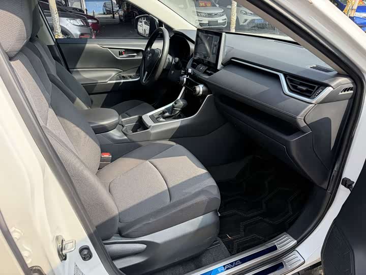 Фото 5 - Toyota RAV4