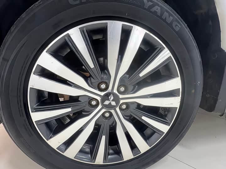 Фото 9 - Mitsubishi Outlander