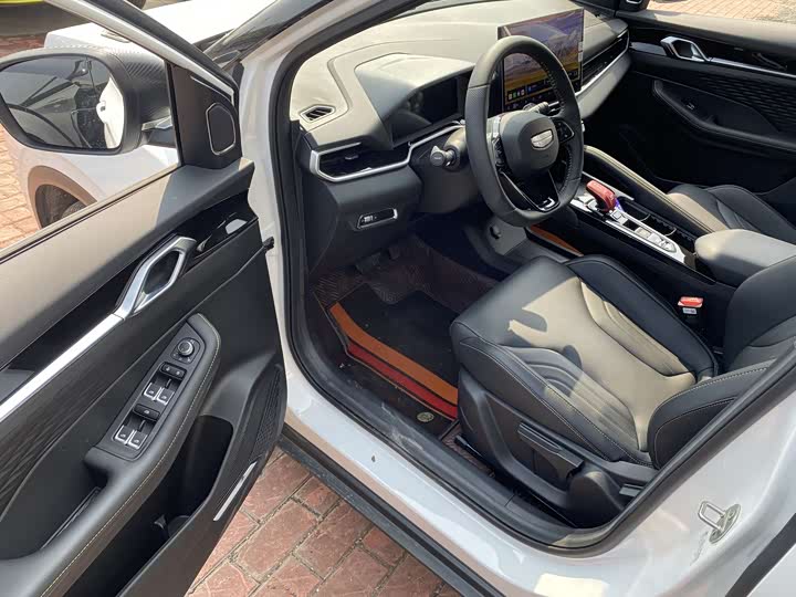 Фото 3 - Geely Coolray