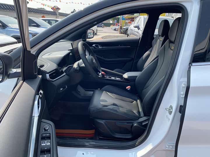 Фото 8 - Geely Coolray