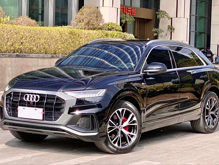 Фото 1 - Audi Q8