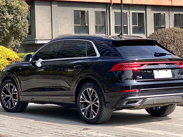 Фото 2 - Audi Q8