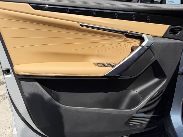 Фото 6 - Geely Atlas L