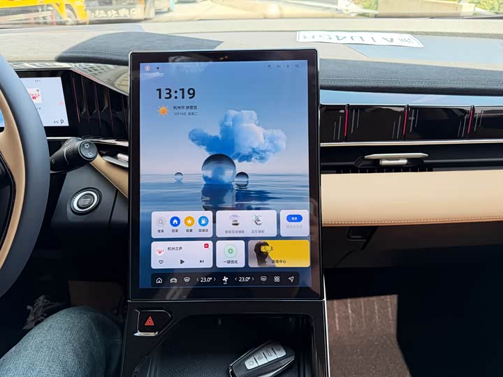 Фото 7 - Geely Atlas L