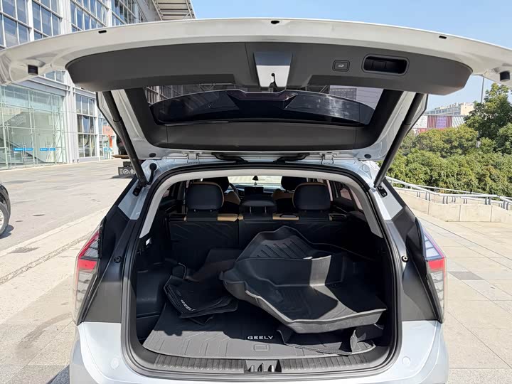 Фото 8 - Geely Atlas L