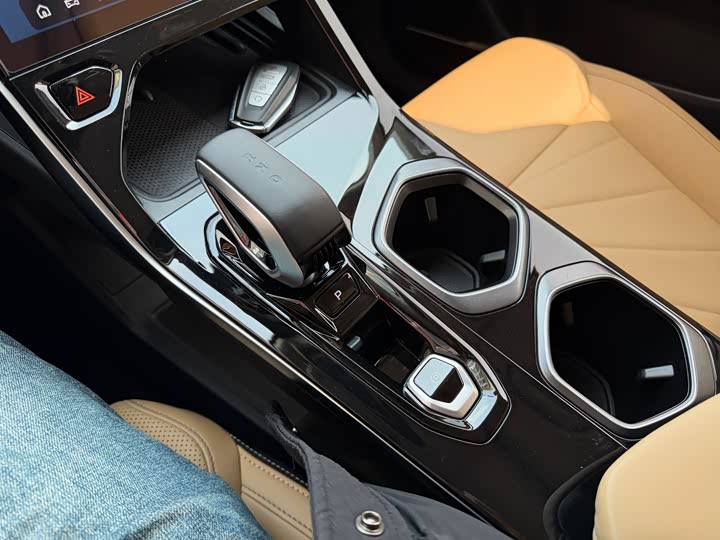 Фото 9 - Geely Atlas L