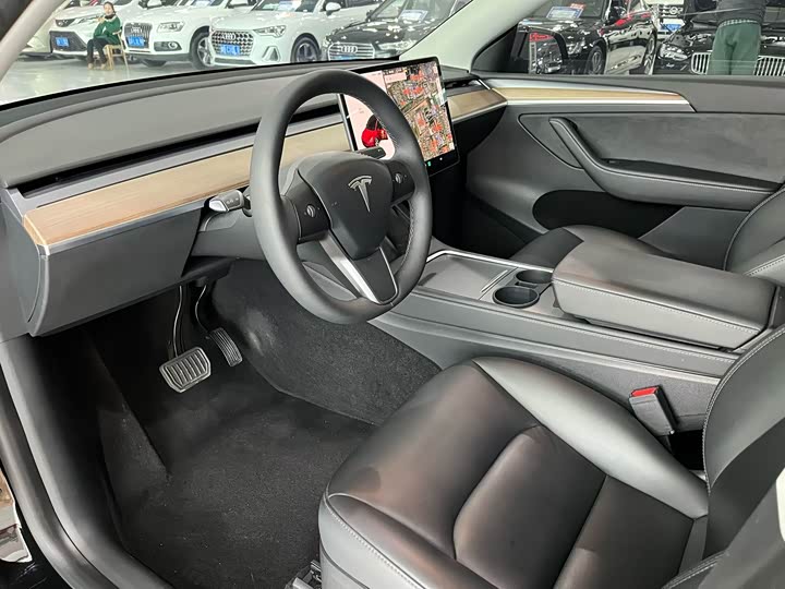 Photo 8 - Tesla Model Y