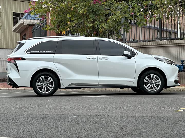 Фото 7 - Toyota Sienna