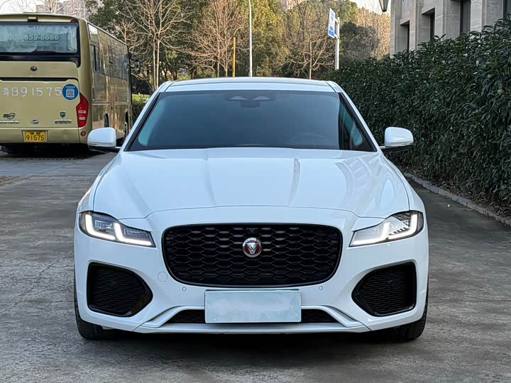 Photo 2 - Jaguar XF L