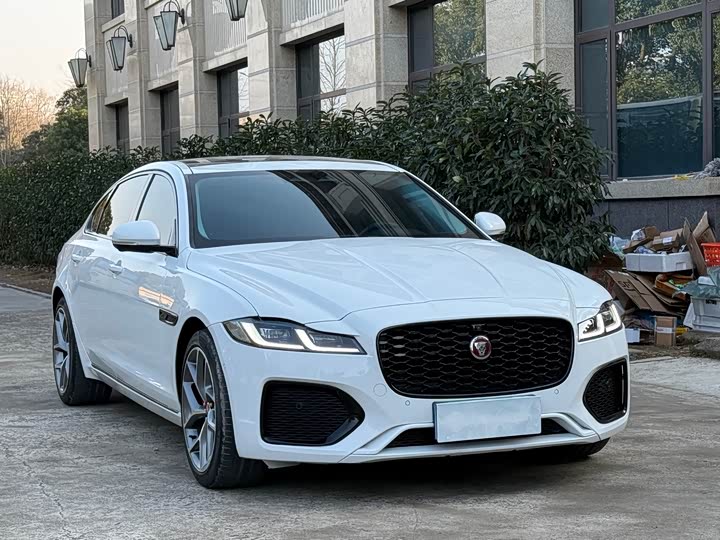 Photo 3 - Jaguar XF L