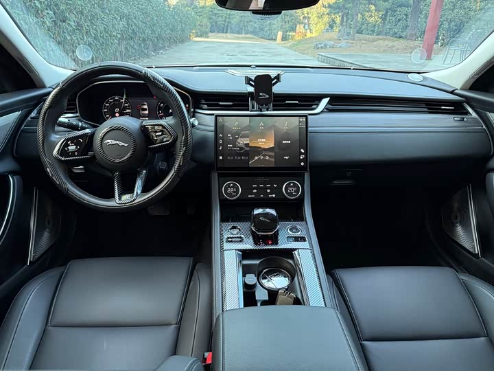 Photo 4 - Jaguar XF L