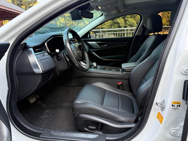 Photo 5 - Jaguar XF L