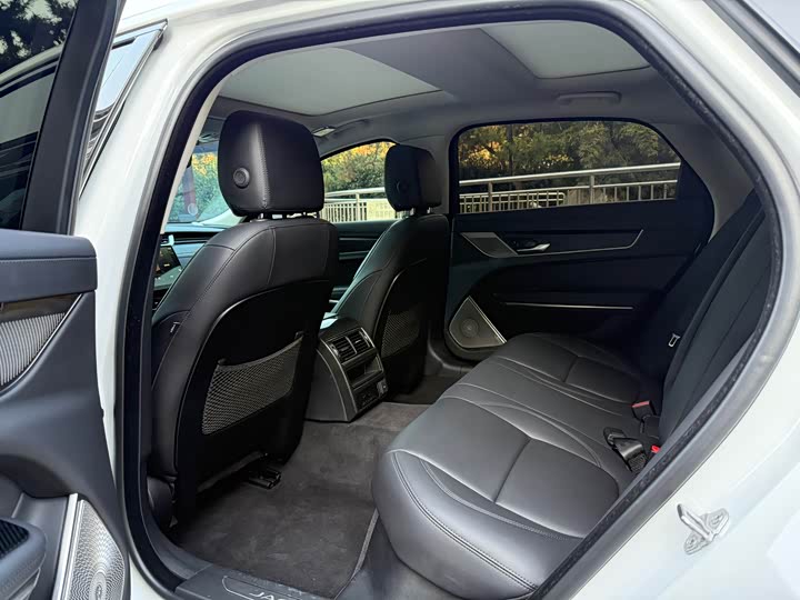 Photo 6 - Jaguar XF L