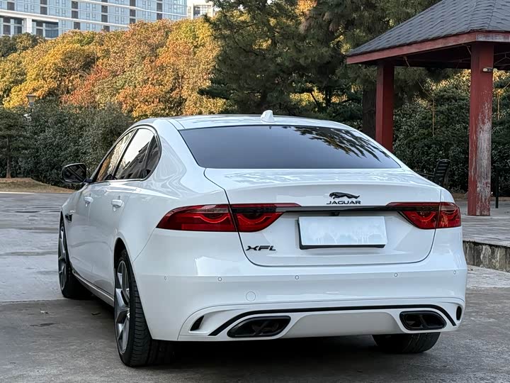 Photo 7 - Jaguar XF L