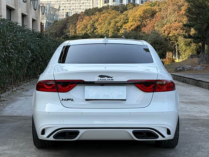 Photo 8 - Jaguar XF L