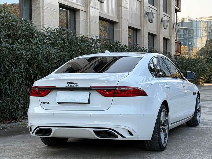 Photo 9 - Jaguar XF L