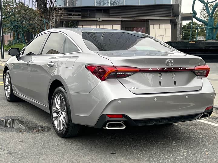 Photo 7 - Toyota Avalon