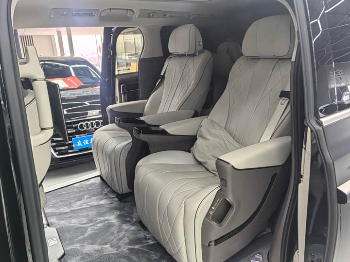 Фото 9 - Denza D9