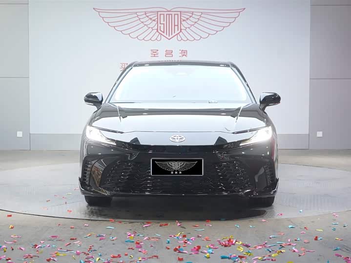 Фото 2 - Toyota Camry