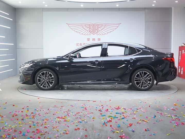 Фото 4 - Toyota Camry