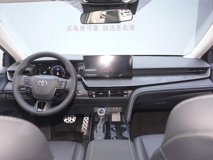 Фото 8 - Toyota Camry