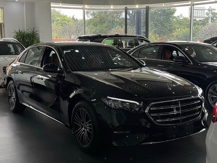 Фото 3 - Mercedes-Benz E-Class