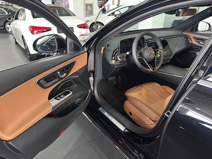 Фото 4 - Mercedes-Benz E-Class