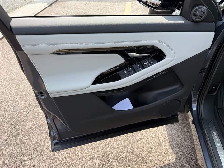 Photo 6 - Land Rover Range Rover Evoque L Hybrid