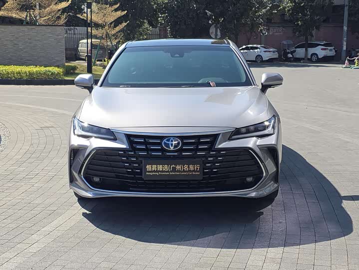 Photo 2 - Toyota Avalon