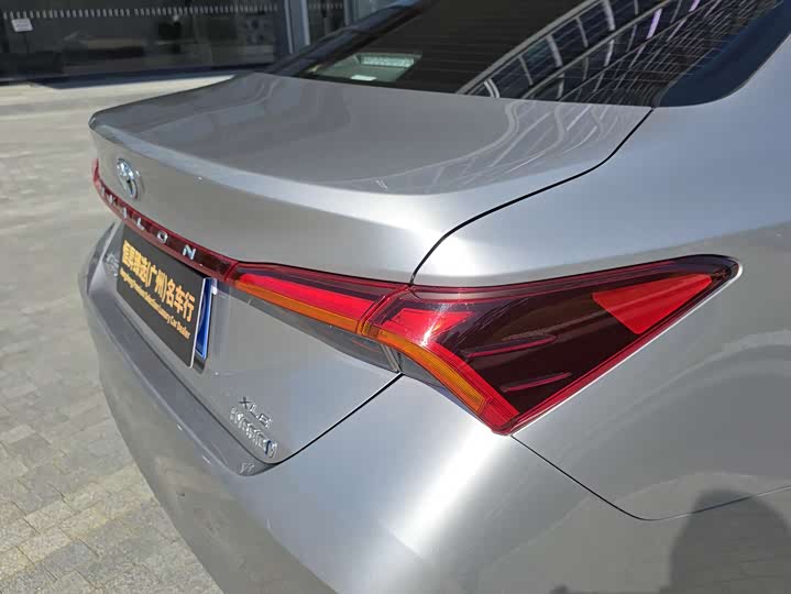 Photo 5 - Toyota Avalon