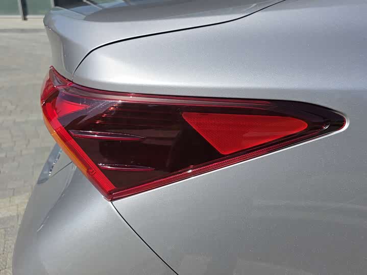 Photo 6 - Toyota Avalon